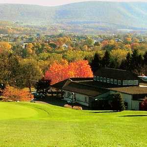 Rolling Pines GC: #18 & clubhouse